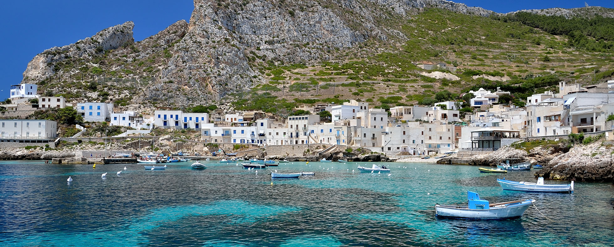 Porto di Levanzo visto dall'Infinity Pool dell'Hotel Levanzo Furbanzia